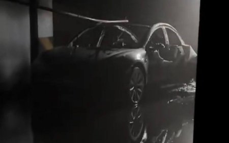 Un autoturism electric Tesla a ars pe parcarea subterană a unui bloc din Chișinău