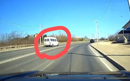 Video// Microbuz surprins circulând pe contrasens pe un drum național din Moldova